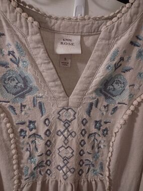 Knox Rose Embroidered V-Neck Peasant Top - Beige with Blue Embroidery